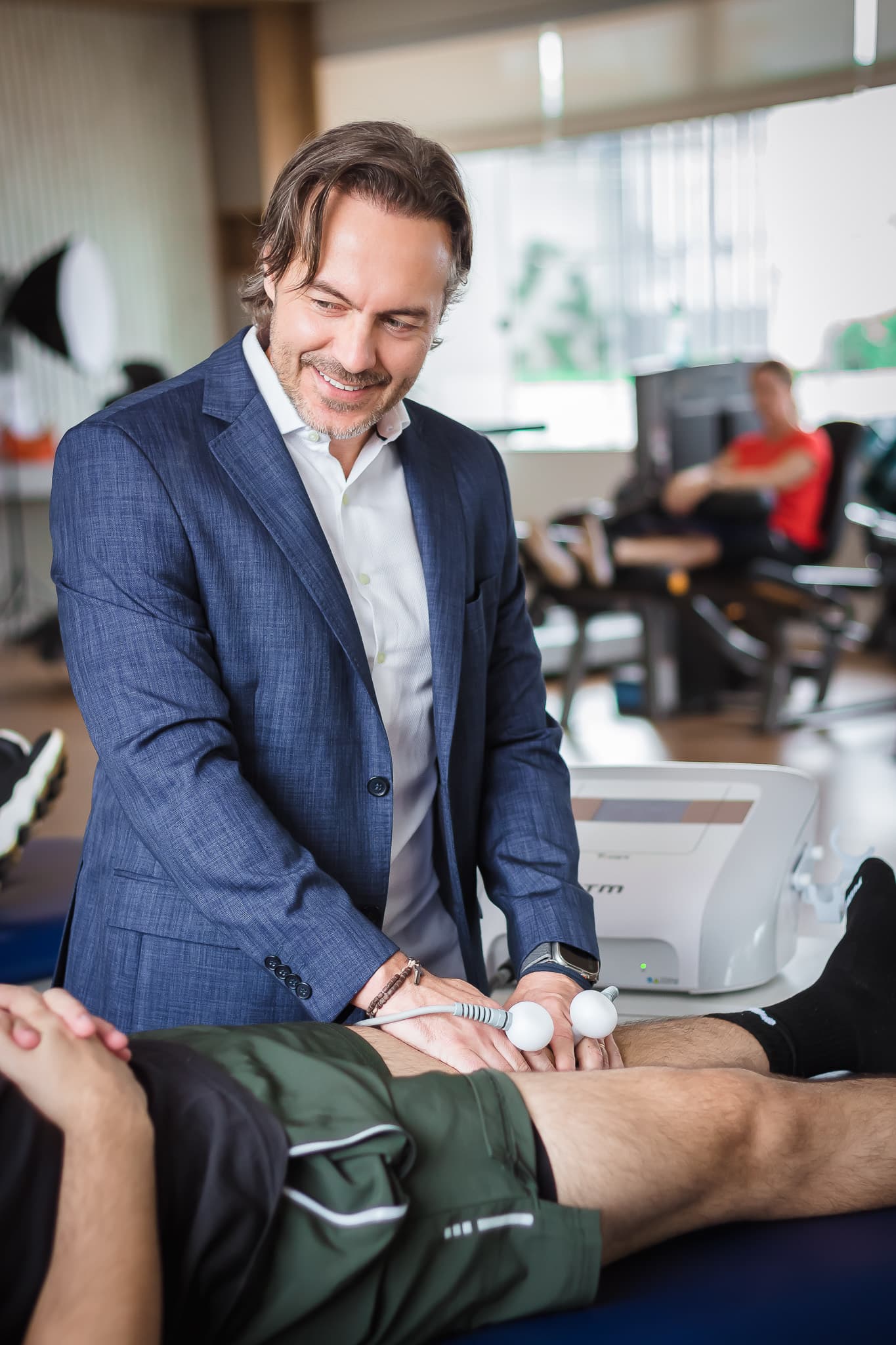 Dr. Filipe Abdalla atendendo em clínica